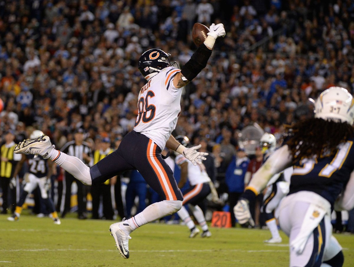 moneymade78's tweet photo. Throwback to my 1st ever bears game Monday Night Football at The Murph!!! What a night!! @ChicagoBears @peanuttillman @ZMiller86 👀🔥🐻⬇️
#MondayNightFootball #BearDown
#DaaaBears #MonstersOfTheMidway https://t.co/a6Ir8yltau