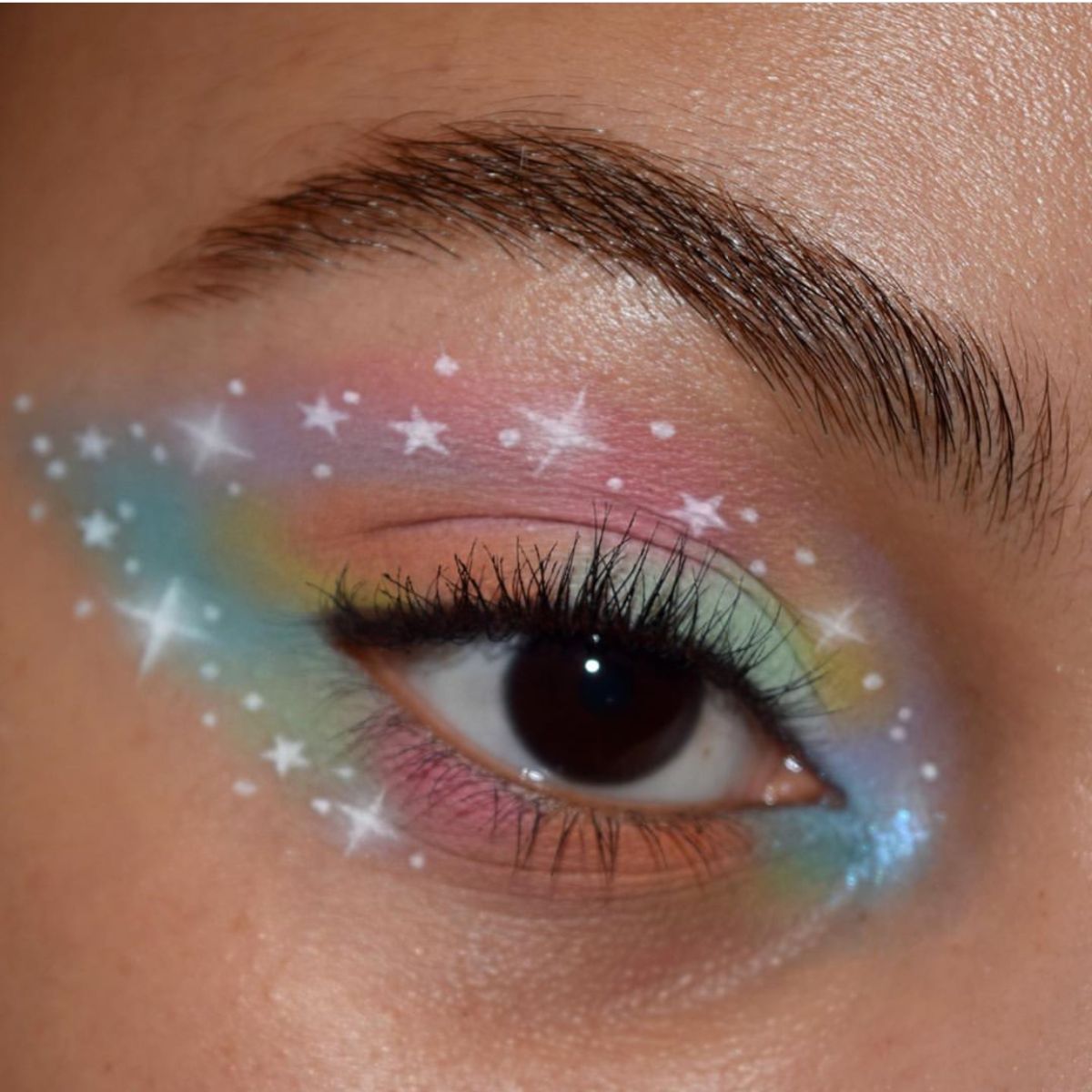 AllOutBeautyUK's tweet photo. 🌈  Rainbow eyeshadow is always a good idea 💁‍♀️💁‍♂️ 🌈  Credit: raincornelius https://t.co/6wJH5l3UYP