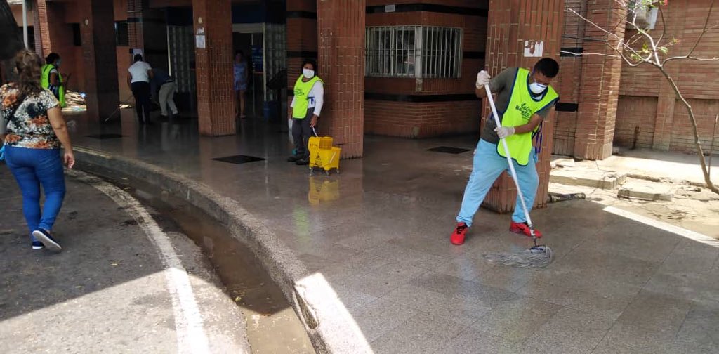 Mantenemos estricta desinfección en Hosp. Razetti #Anzoátegui #Covid19. 
Envío especial mensaje de agradecimiento a equipos operativos que están sin descanso. 
Cuadrillas de mantenimiento, personal administrativo, ingenieros. Todos apoyando a nuestros héroes de la salud. Gracias!