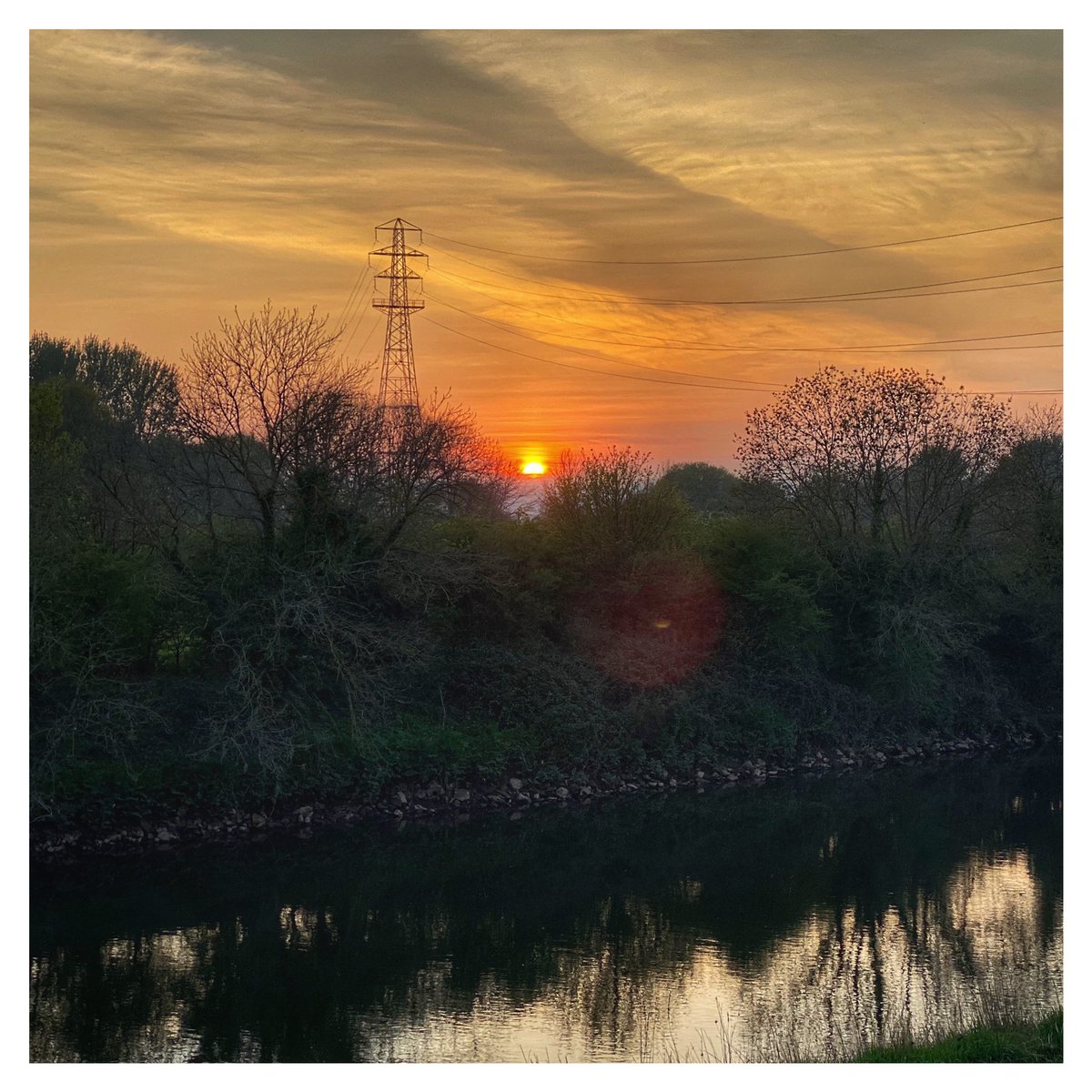 exploringexeter's tweet image. Found a different kind of bee on our sunset run tonight. The boy &amp;amp; I are doing couch to 5k. I’ve got to go something to prevent coming out the end of this 5 stone heavier &amp;amp; a raging alcoholic 😂😂

We are really enjoying the time we get together. 

#behappy #c25k #exploringexeter