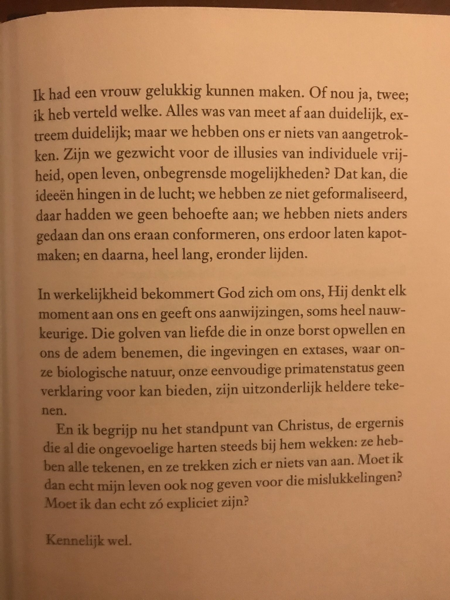 Menno de Bruyne on bladzijde van het boek 'Serotonine' van Michel Houellebecq. https://t.co/iMHLgngvfC" Twitter