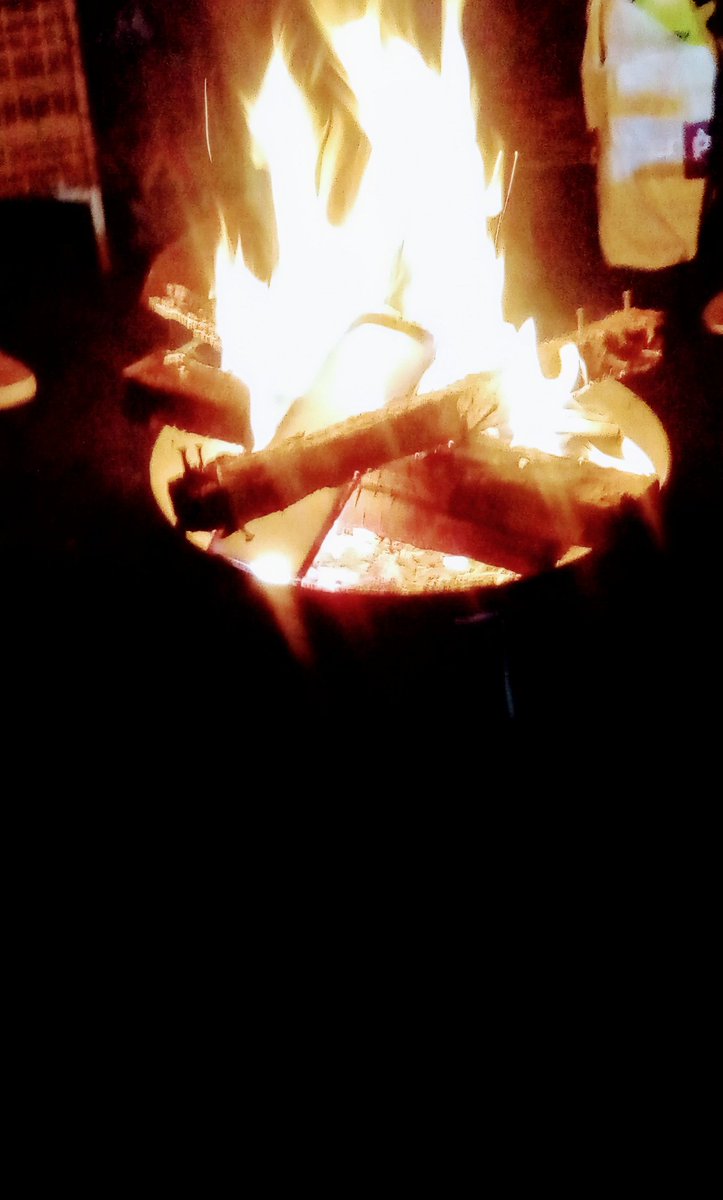 Boxinglady88's tweet photo. #enjoyingthesimplethings
#garden
#firepit
#tunes https://t.co/1jeR3xsBeJ