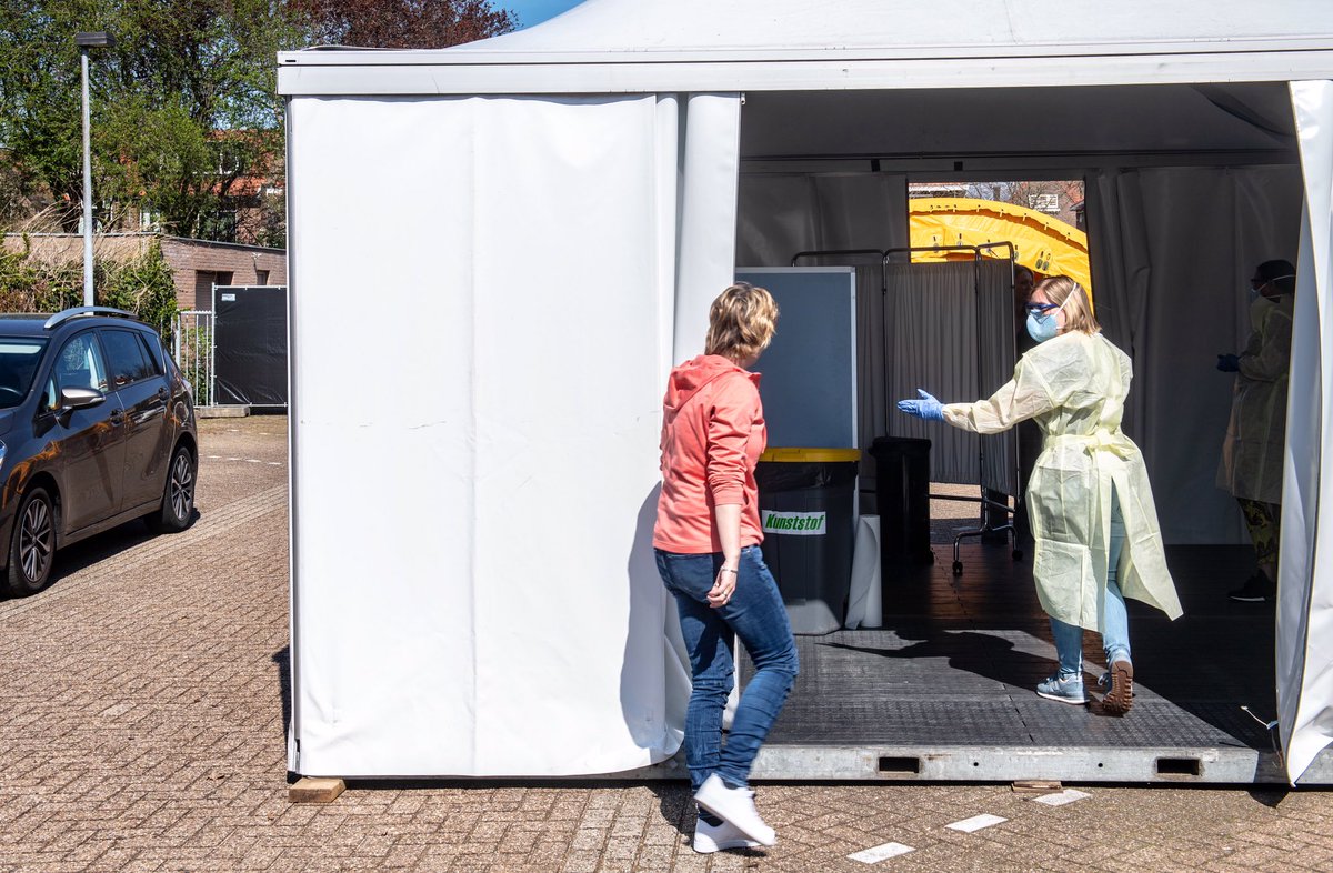 De 25 GGD’en kunnen met ruim 40 labs inmiddels zo’n 17.500 coronatesten per dag afnemen. Testen is essentieel in de strijd tegen #corona. Werk je in de zorg en heb je last van verkoudheid, hoesten of koorts? Meld je dan aan voor een test bij je werkgever👉 lci.rivm.nl/inzet-en-testb…