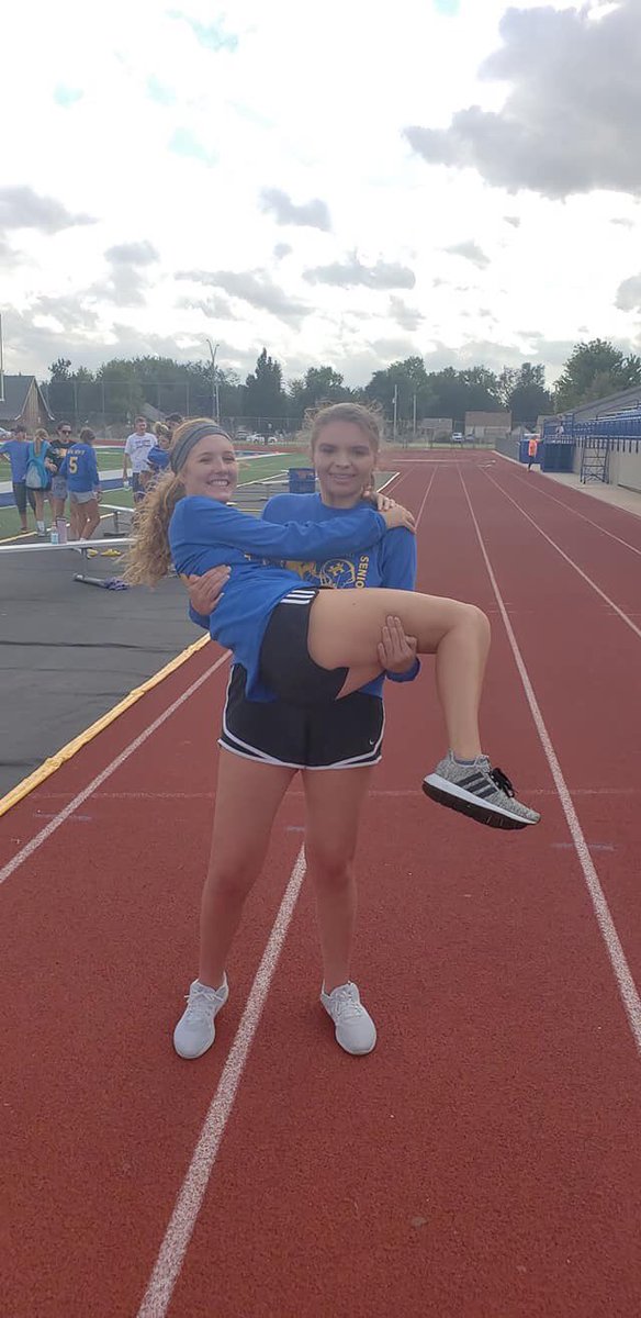 MackenzieDunig1's tweet photo. A little late, but I have to say that the class of 2020 is the best class in my opinion!!! #SalthawkVirtualSpiritWeek @HutchHSStuCo https://t.co/NrHXUPp7Wf