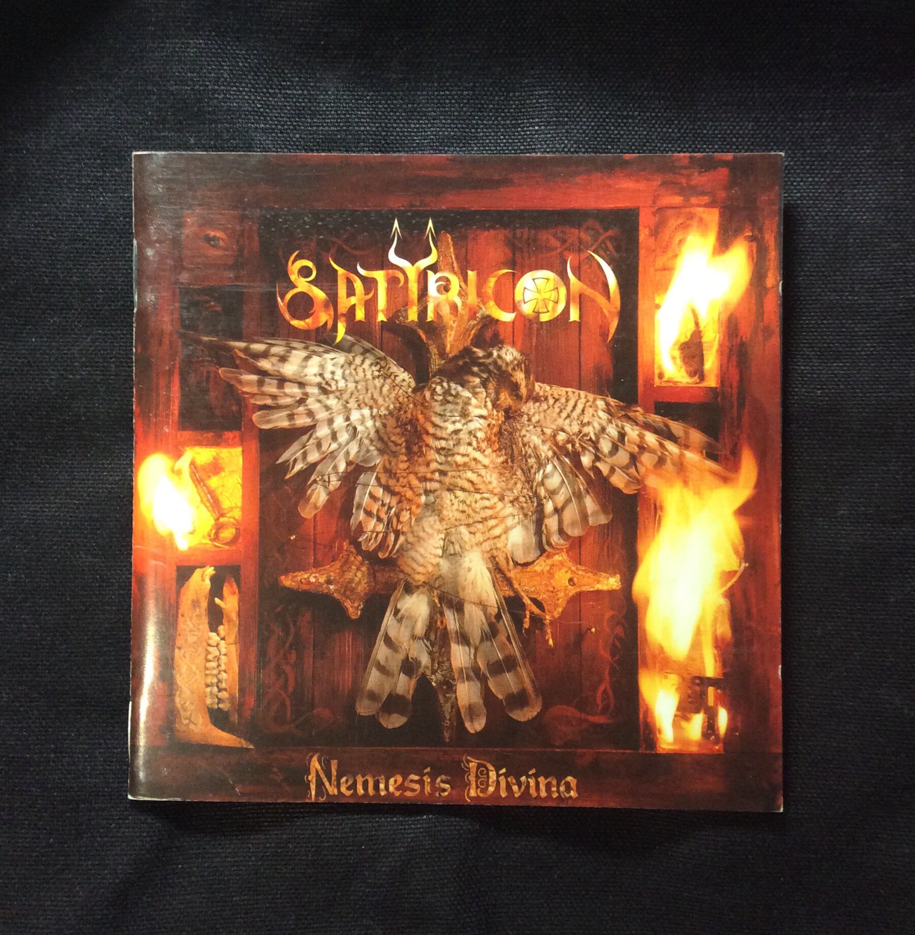 Tama Satyricon Nemesis Divina 1996年 ノルウェーのブラックメタルバンド サティリコンの3rd このアルバムにはdarkthroneのnocturno Culto がkveldulv名義で参加していますが これ以降は Satyrとfrost の2人体制になりました Frostのコープス