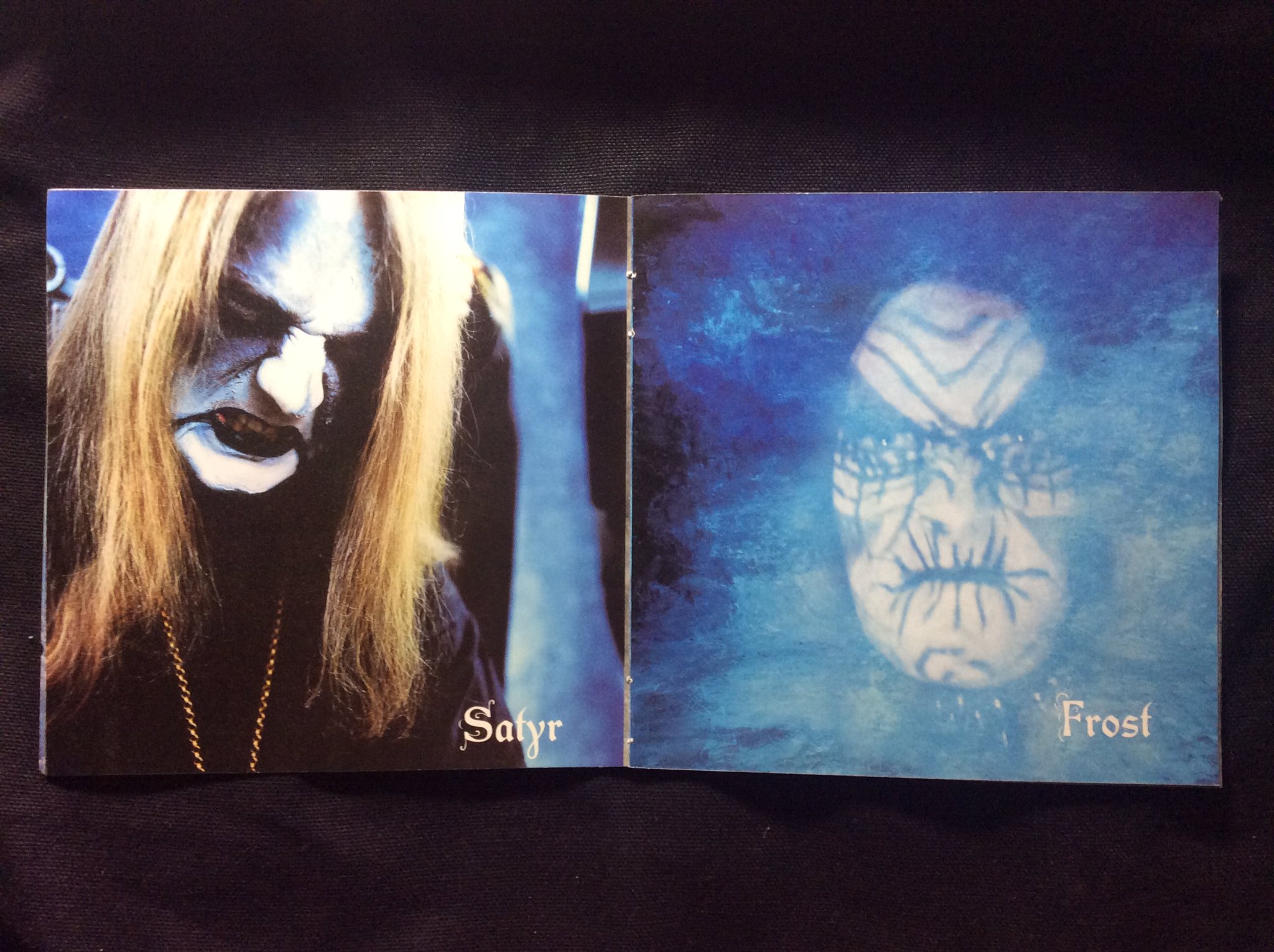 Tama Satyricon Nemesis Divina 1996年 ノルウェーのブラックメタルバンド サティリコンの3rd このアルバムにはdarkthroneのnocturno Culto がkveldulv名義で参加していますが これ以降は Satyrとfrost の2人体制になりました Frostのコープス