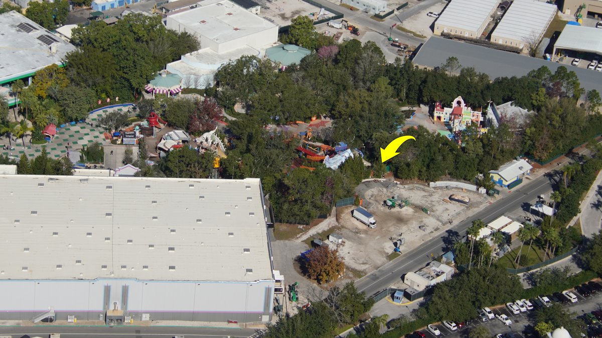 Aerial photo Feb 2, 2020 with arrow at what remains of the original Hard Rock Cafe in Universal Studios Florida. Compare to low wall and pavement of previous tweet this thread.Exit of a HHN house commonly passes in street this area.