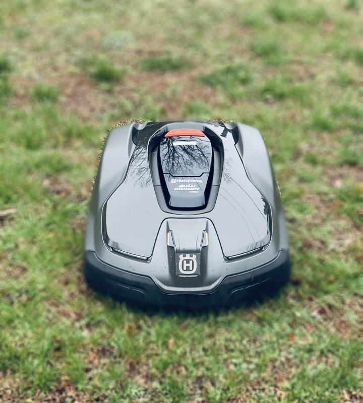 MuayThaiJody's tweet photo. Husqvarna Automower #sponsored @husqvarnausa #AutomowerFirst #Automower #lawnmower Meet ‘Jeeves’ my personal lawnmower! ❤️❤️❤️ https://t.co/CYMLe9DVgg https://t.co/ODa1Hnlt9m