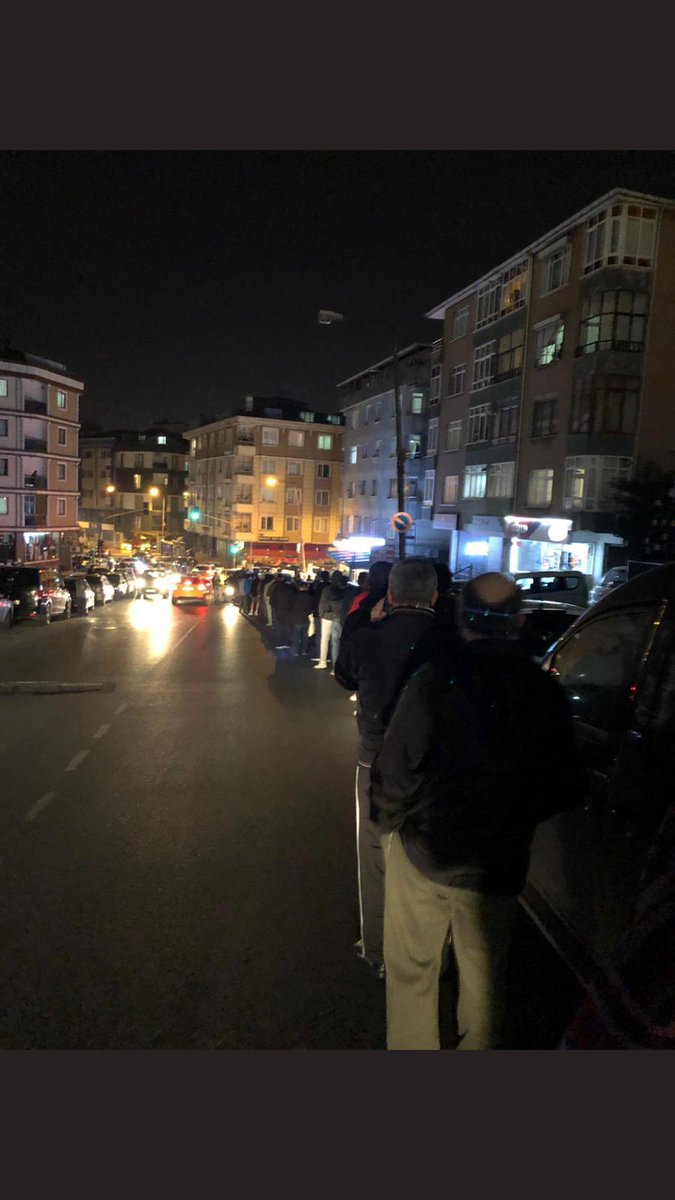 Pandeminin gerektirdiği önlemleri gerektiği zamanda almayıp kamuoyu beklentisi yükselince alelacele sokağa çıkma yasağı ilan ederek insanları geceyarısı sokağa dökmek. Bunun adı SALGIN yönetimi değil ALGI yönetimi.