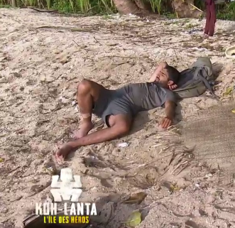 NewsTVReal's tweet photo. Il se repose pour perdre la prochaine épreuve. #KohLanta https://t.co/DLl9rmqkId