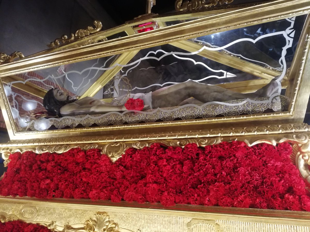 SSantaTorrent's tweet photo. Lo bajó de la cruz, lo envolvió en una sábana y lo puso en un sepulcro excavado en la roca. #SSantaTorrent20 https://t.co/ww9Nr09hPf