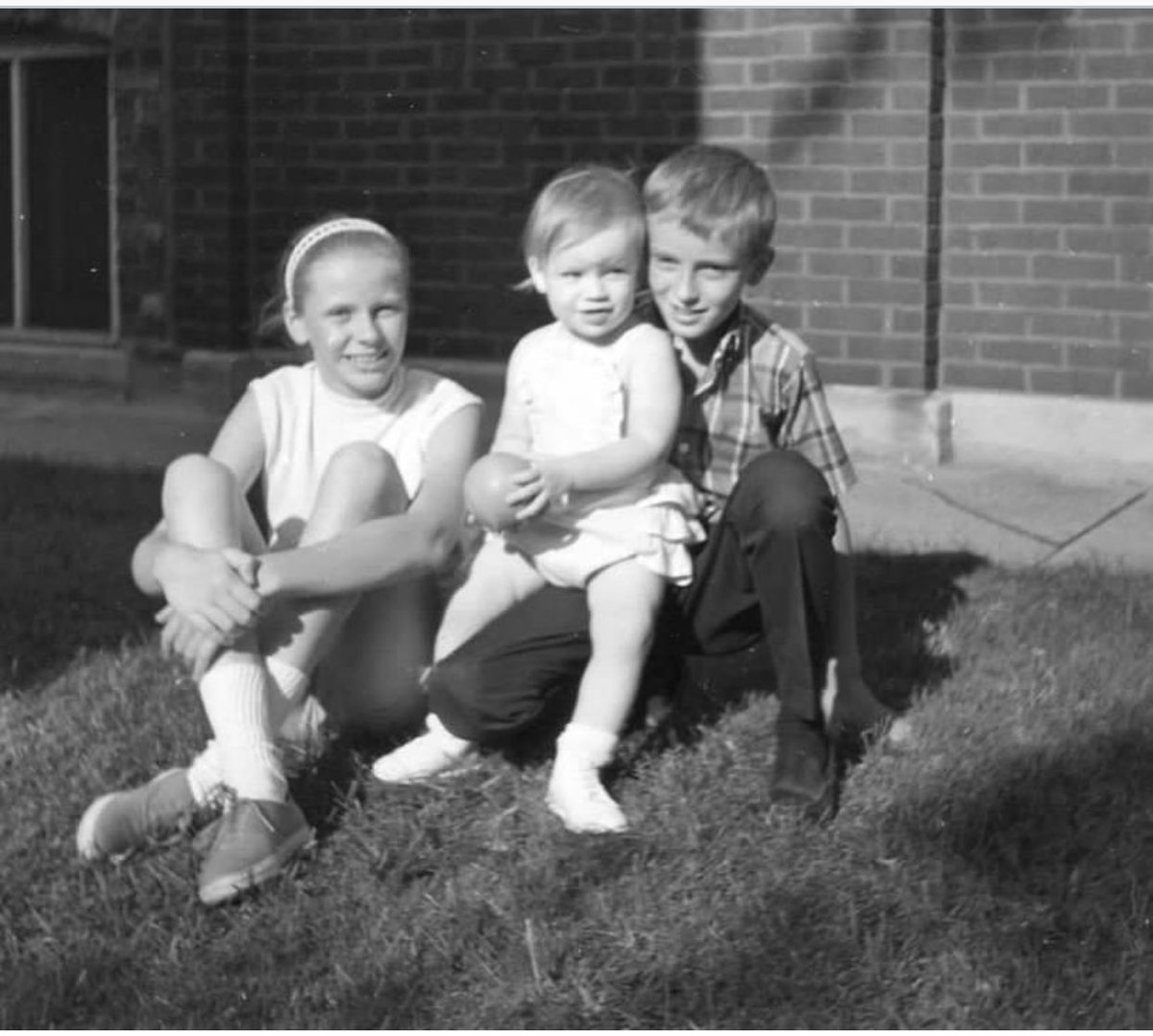 LadyofBand's tweet photo. Happy #NationalSiblingsDay to my big sis and big bro ❤️ Thise were some cool 😎 clothes https://t.co/8RbWN8SKko
