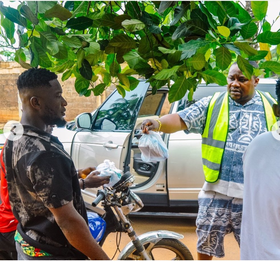 cubana_Chief's tweet photo. Hunger Is More Deadly Than Corona Virus🦠 Only Love ❤️ Can Heal The World🌎 @imossayouthaffairs #CubanaChiefPriest🔑 #CelebrityBarMan🌟 https://t.co/EkA02pFQQj