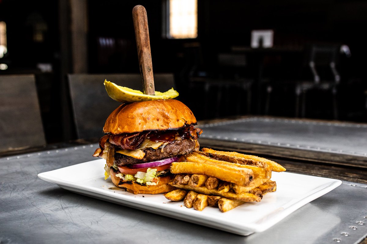 21crafthouse's tweet photo. 𝙏𝙃𝙄𝙎 𝙄𝙎 𝙃𝙊𝙒 𝙒𝙀 𝘿𝙊 𝙄𝙏, 𝙄𝙏'𝙎 𝙁𝙍𝙄𝘿𝘼𝙔 𝙉𝙄𝙂𝙃𝙏
[Three-Cheese BBQ Bacon Burger]
#21ToGo #21crafthouse #takeout #bethlehem #burger #bacon #cheeseburger #food https://t.co/VSXNWAu5Mq