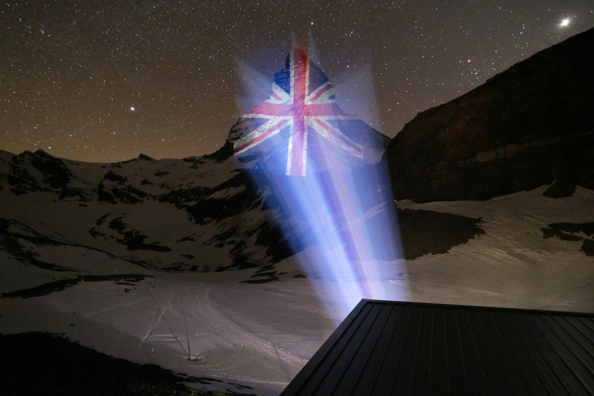 zermatt_tourism's tweet image. Dear friends from the United Kingdom, we send you a sign of hope from the Matterhorn. #StayHomeSaveLives #Zermatt #Matterhorn @BBCNews @TheSun @DailyMailUK @DailyMirror @dailytelegraph @dailystar @Daily_Express @Independent @thetimes @guardian 
zermatt.ch/en/hope