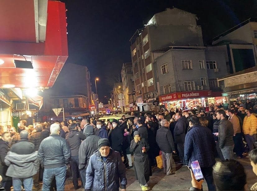 DrSinanOgan's tweet photo. Sağlık Bakanı Sn. @drfahrettinkoca nın ilmek ilmek ördüğü, sağlık çalışanlarımızın olağanüstü gayretle yürüttüğü çalışmalar yanlış uygulamayla bir anda heba edildi. Bakan Koca şu an saçını başını yoluyordur... https://t.co/QBgyGV8YZ8
