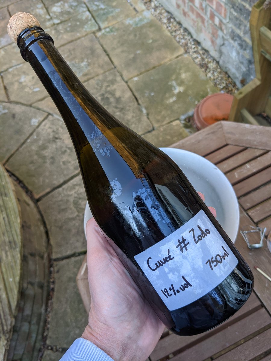 drjohnhawkins's tweet photo. For #theBIGenglishwinegoodfriday I tried the @DermotSugrue #Zodo (while listening to the man himself talk about his wines). All the complexity you expect in a TWD but pared down - dry, bitter, mineral, surprisingly balanced acidity - the Negroni drinker's #EnglishSparklingWine. https://t.co/Vy1Qc3DMnF