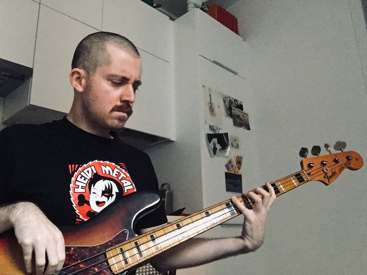 Non entravo su Twitter da due anni.
Oggi, preso da un raptus da #quarantena, ho prima optato per un radicale taglio estivo, poi ho pensato di fare il cosplayer di #gabrielelazzarotti guardando #propagandalive.
Sui bicipiti temo che ci dovrò ancora lavorare un po’.
<a href="/welikeduel/">Propaganda Live</a>