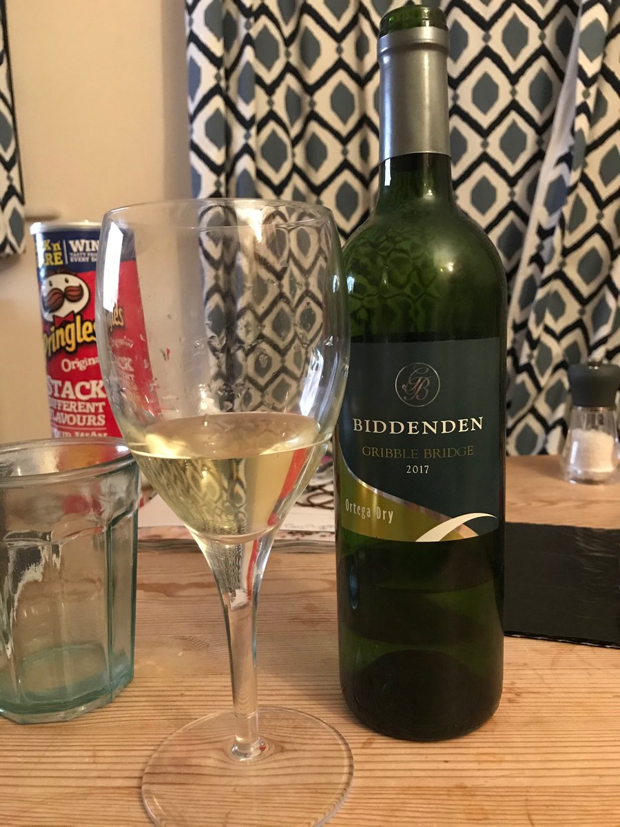 nathanwilson89's tweet photo. Enjoying a glass of this tonight @BiddendenVine #theBIGenglishwinegoodfriday https://t.co/fCUVv9kODj