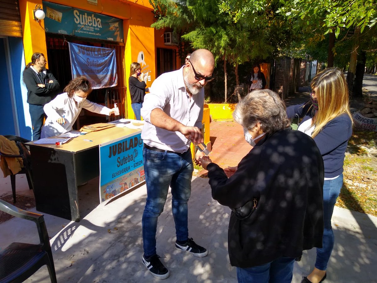 DanteBoeri's tweet image. Segundo día de vacunación para nuestrxs jubis. En #Ezeiza y en #Echeverria 
Gracias equipo de salud del @SUTEBAProvincia y CES del @Sutebaeche_ezei por tan magnífico trabajo.
Siempre estamos pensando en nuestrxs afiliadxs!!!
@DiarioEE @echeverriaol @hm_hugomoreno @PDSurradio