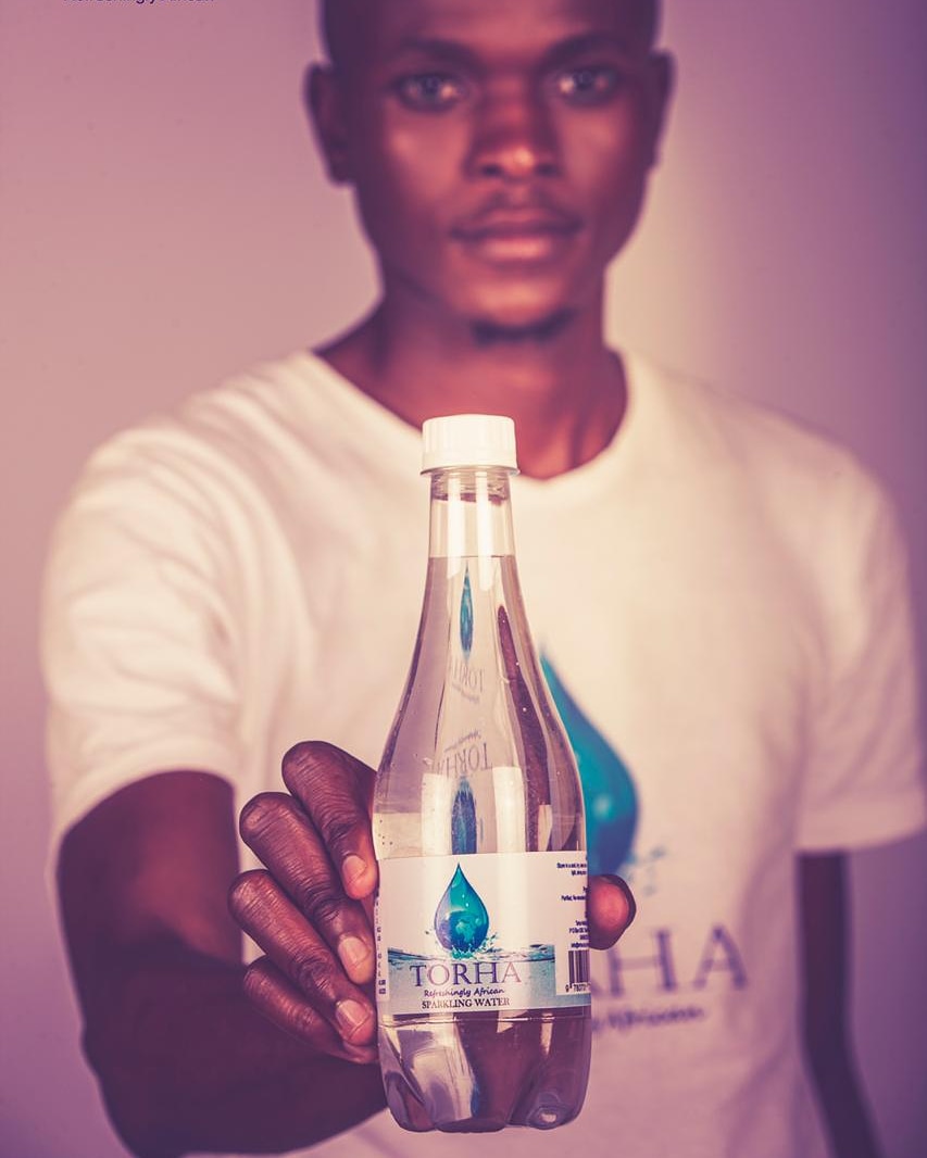 magagulejubi's tweet photo. #IfIHadLiquor I were gonna dash it with this #Torha. Let me just drink water
#art #GoodFriday https://t.co/IT8r3nIBDW