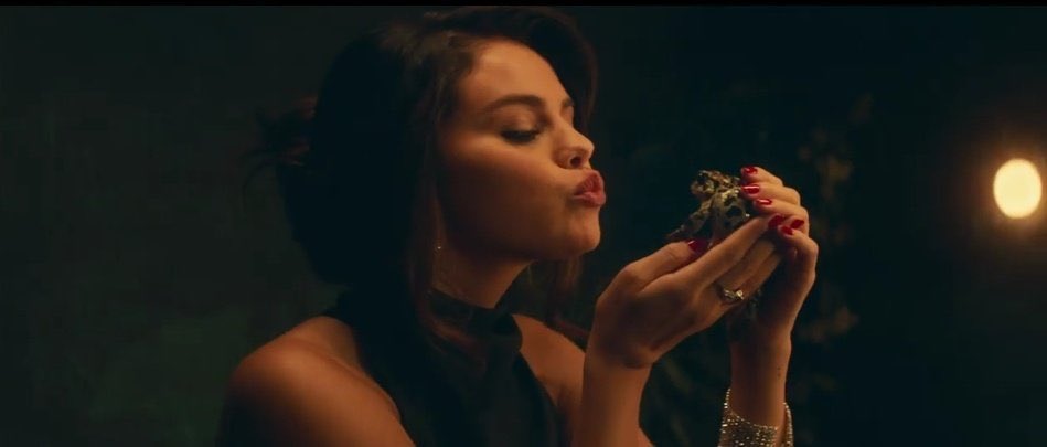 PickleSelenator's tweet photo. I’m in love with this video ! So proud of Selena ! What a concept 👌🏼❤️ #SelenasBoyfriend #BoyfriendMusicVideo https://t.co/YiF43U2zkI