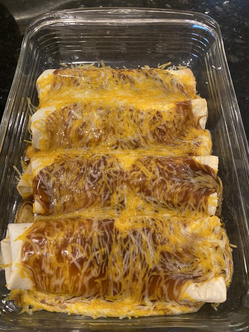 Lunch is served!! My first #cheatmeal all week! 😋 #MyFavorite #Enchiladas 🇲🇽 https://t.co/HgbaPbS0gU