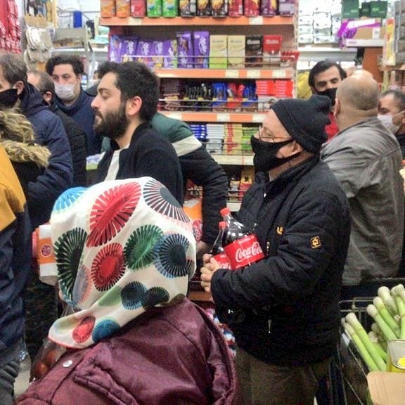 uzunabdurrahman's tweet photo. Neden bu telaşınız?
Ne için bu panik?

2 günlük sokağa çıkma yasağı geldi diye neden 1 aylık stok yapıyorsunuz? Hadi onu geçtim neden kola alıp cebinize kuruyemiş dolduruyorsunuz.

Vallahi Devletin aylardır verdiği bu mücadeleye zarar veriyorsunuz... #SokagaCikmaYasagi #vaka47029 https://t.co/Sxm9CjolIM