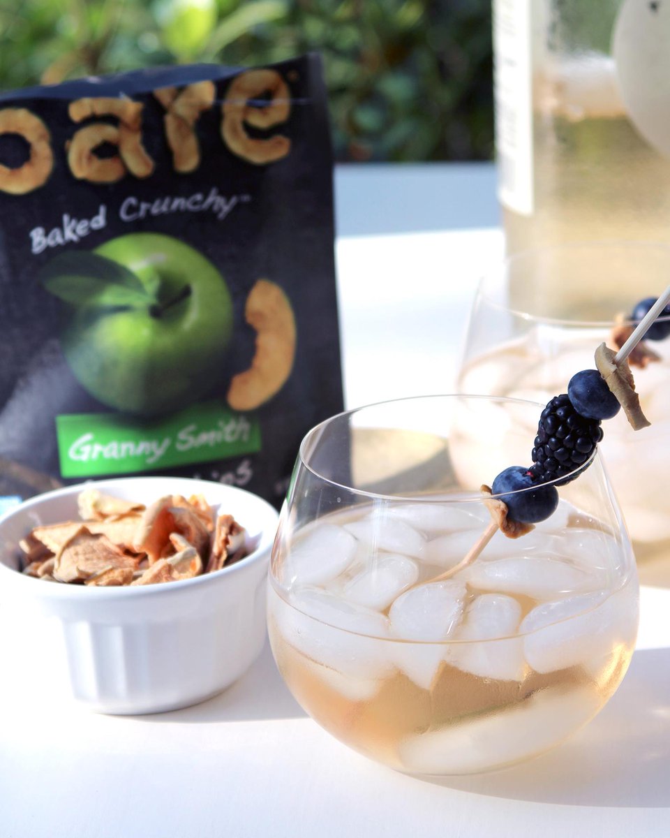 White wine spritzer brings out the sweetness of our Apple Chips – perfect for your Friday zoom happy hour 🥂🍏!