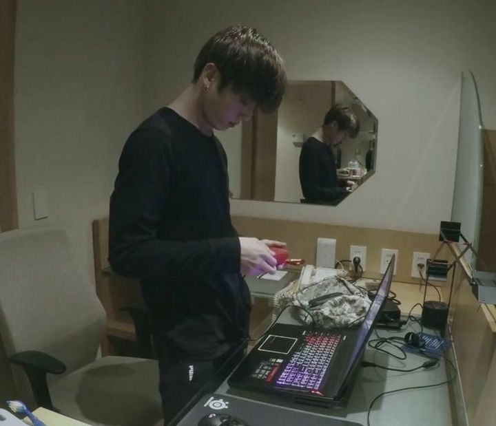 Jungkook - watching movies on Netflix party with the 97 liners squad for the 28373 time