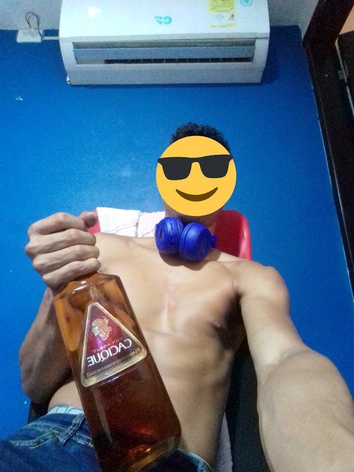 En cuarentena tambi&eacute;n se toma 😎 encerrado pero se toma https://t.co/3Awf5Stfmo<a href="/tag/felizviernes"class="tags"><span>#felizviernes</span></a>