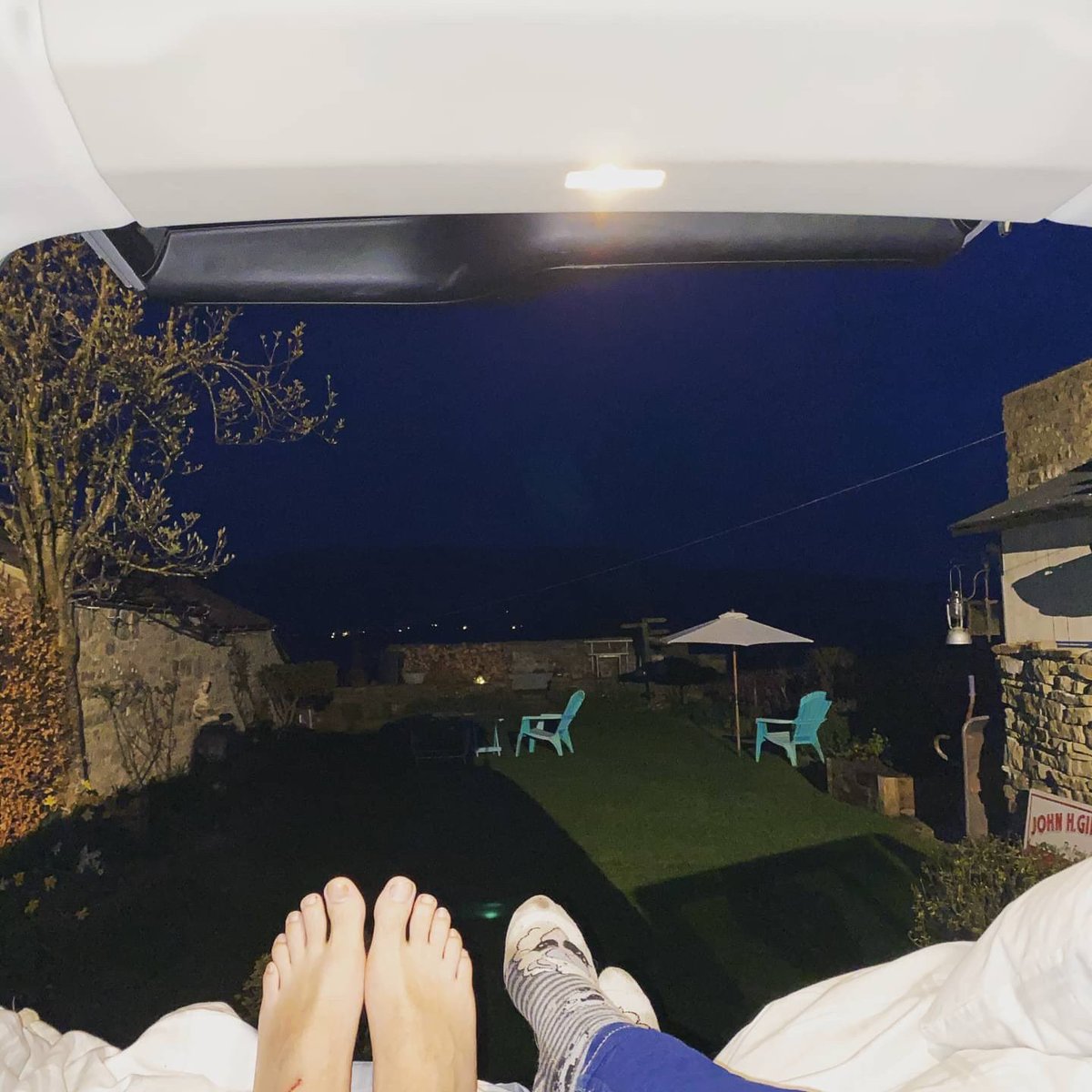 AdamAlderson3's tweet photo. I promised @lauraalderson2 we’d go camping this weekend, I just didn’t say where ! 3 yards from the house it is then 🤦🏻‍♂️ #lifeonlockdown #YorkshireDales  #makethemost https://t.co/9g1iIEHeN0