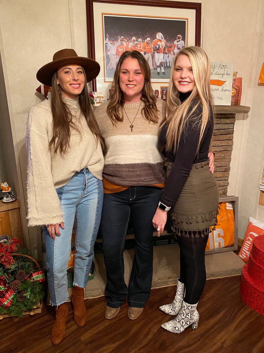 moeboggess26's tweet photo. It’s easy to celebrate sibling day when you have the best ones out there ! 💕 https://t.co/n0A6tHTYHA