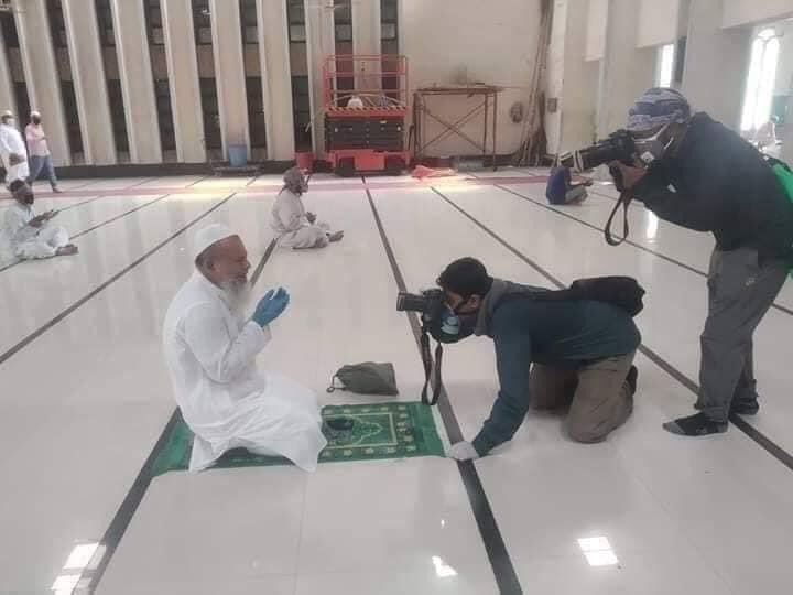 shamsch_ji's tweet photo. نمازی صرف پانچ آسکتے ہیں۔
میڈیا والے جتنا چاہے تماشا لگائیں کوئی مسئلہ نہیں۔۔۔۔
#CoronaVirusPakistan #Corona
#SirajulHaq_SettingExamples https://t.co/NiH3krlvOh