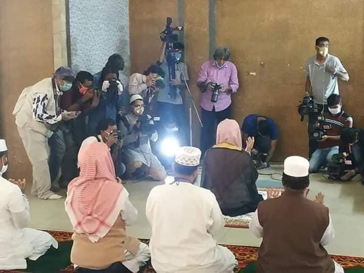 shamsch_ji's tweet photo. نمازی صرف پانچ آسکتے ہیں۔
میڈیا والے جتنا چاہے تماشا لگائیں کوئی مسئلہ نہیں۔۔۔۔
#CoronaVirusPakistan #Corona
#SirajulHaq_SettingExamples https://t.co/NiH3krlvOh