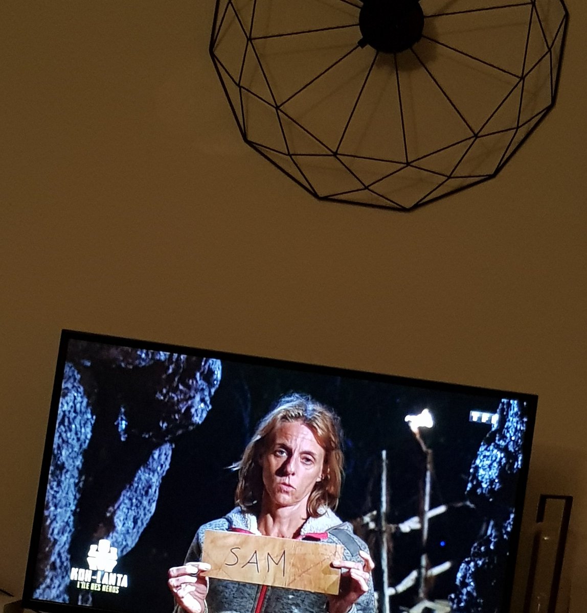 Waggots's tweet photo. Bah je vote contre lui parce qu'il a cassé ma fleche et que je suis une petite merde #KohLanta https://t.co/0lkAg0QmBT