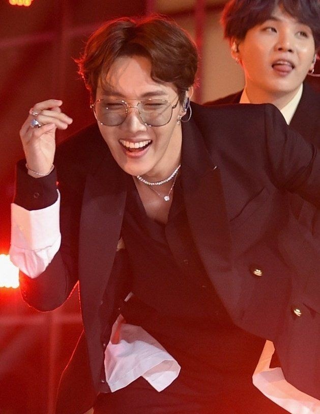 Un Hilo muy necesario: Jhope con la frente descubierta @BTS_twtA very necessary thread: Jhope with his forehead exposed