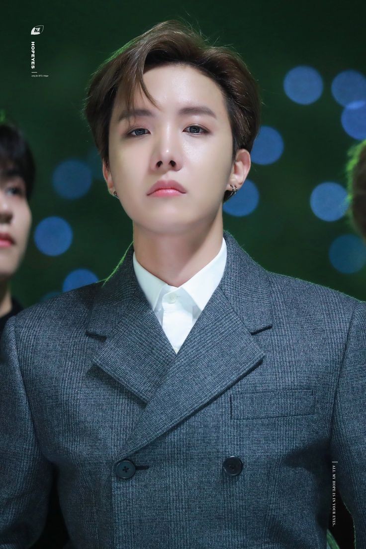 Un Hilo muy necesario: Jhope con la frente descubierta @BTS_twtA very necessary thread: Jhope with his forehead exposed