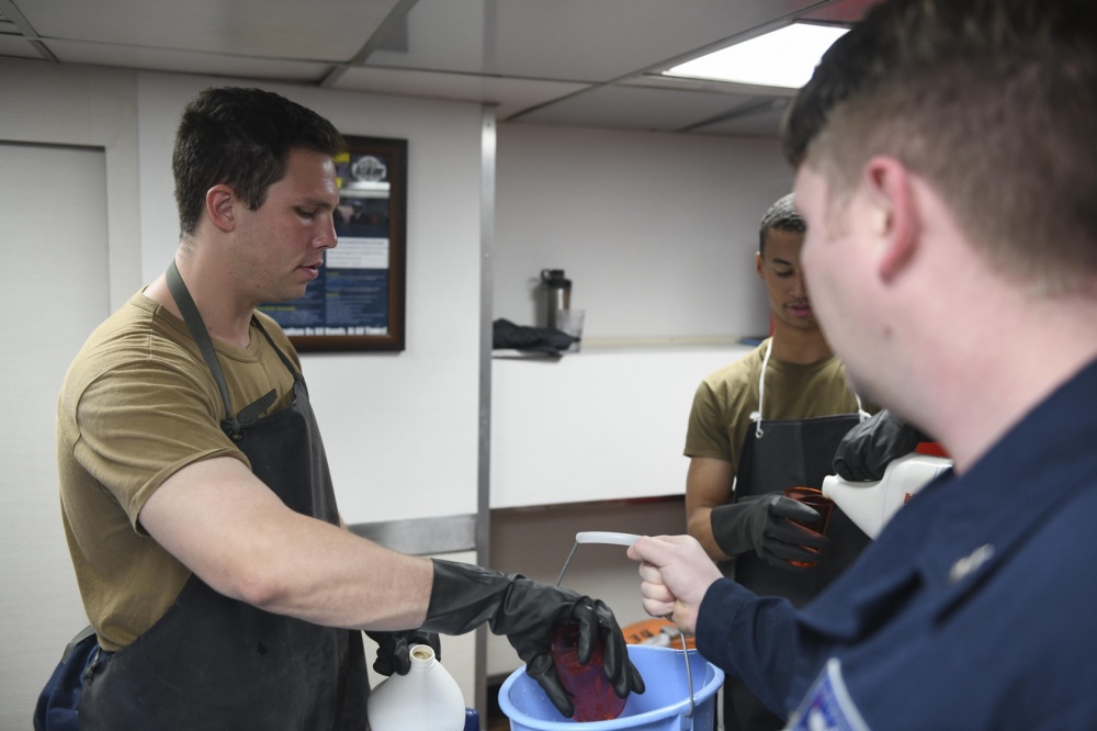 INDOPACOM's tweet image. Sailors assigned to @USPacifcFleet @NavysFlagship USS Blue Ridge #LCC19 conduct #CLEANX, an hour-long, ship-wide event conducted to ensure the cleanliness of the ship is up to or exceeding standards. #ForgedByTheSea #ProtectandPreserve for a #FreeandOpenIndoPacific.
