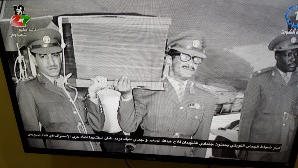 a_al_owaji's tweet photo. في مثل هذا اليوم استشهد جدي الشهيد باذن الله فلاح عبدالله سعيد العواجي العنزي اثناء حرب الاستنزاف في قناة السويس 
وكان جدي اول شهيد كويتي في حرب اكتوبر 
وفي هذه الصوره كبار ضباط الجيش الكويتي يحملون جثمان جدي ومنيف دويم رحمهم الله 
#لواء_اليرموك #الجيش_الكويتي #قناة_السويس
1970# https://t.co/w7SZAaRBnF