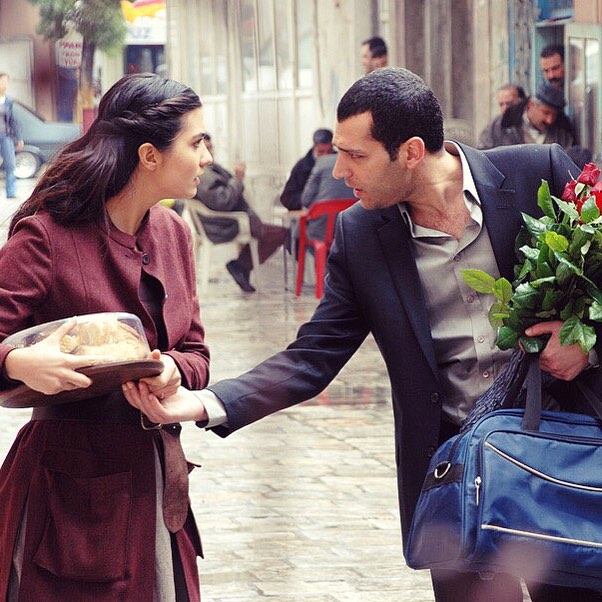 BustunDaily's tweet photo. Some aspects of the series are loosely based on Jane Austen's 'Pride and Prejudice', especially the earlier episodes of the first season. Pride and prejudice is a recurring theme of 'Asi', especially between the protagonists Asi and Demir. 🌾💛 #AsiDizi #TubaBüyüküstün https://t.co/B17BxgyaQs