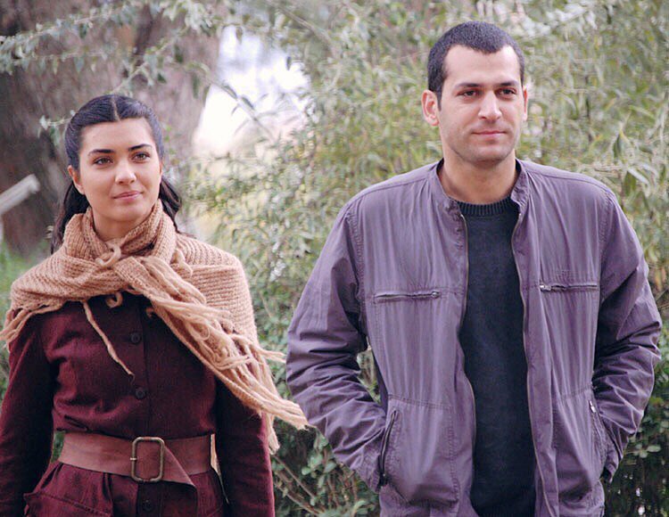 BustunDaily's tweet photo. Some aspects of the series are loosely based on Jane Austen's 'Pride and Prejudice', especially the earlier episodes of the first season. Pride and prejudice is a recurring theme of 'Asi', especially between the protagonists Asi and Demir. 🌾💛 #AsiDizi #TubaBüyüküstün https://t.co/B17BxgyaQs