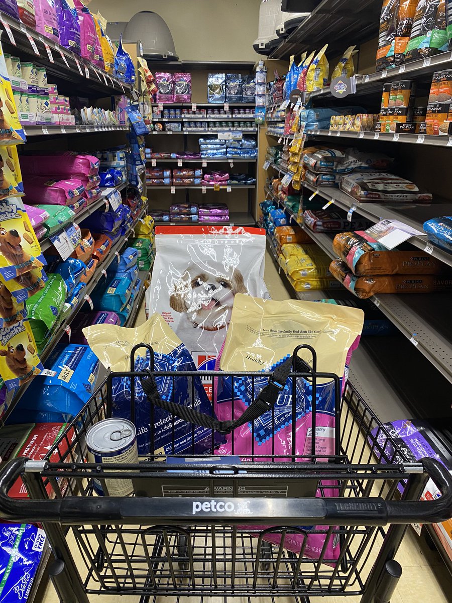 SyncUPDRIVEfan's tweet photo. During this time, my 55+ mom should #StayHome and #quarantine. #SyncUPDRIVE alerted me that my mom was leaving somewhere. I immediately called her to find out where she was going. She said she needed to buy dog food. Now, I’m here at @Petco so she can #StaySafe! #ConnectedCar https://t.co/s1mMeUwbA8