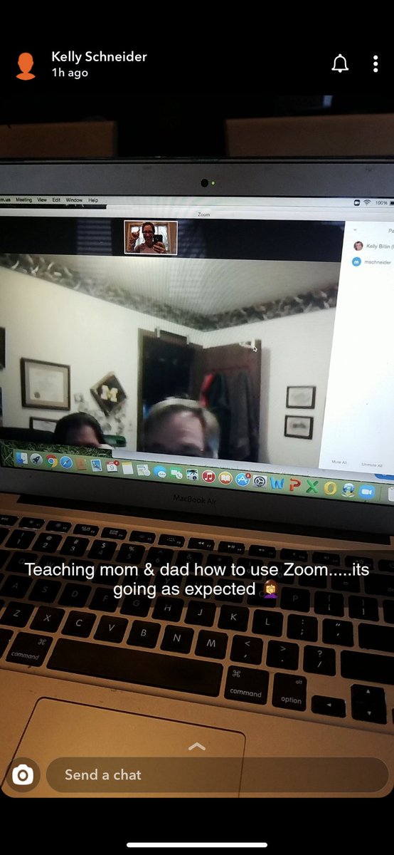 Ashaleyy22's tweet photo. Zooming with family is going as expected https://t.co/J16PtIZEcf