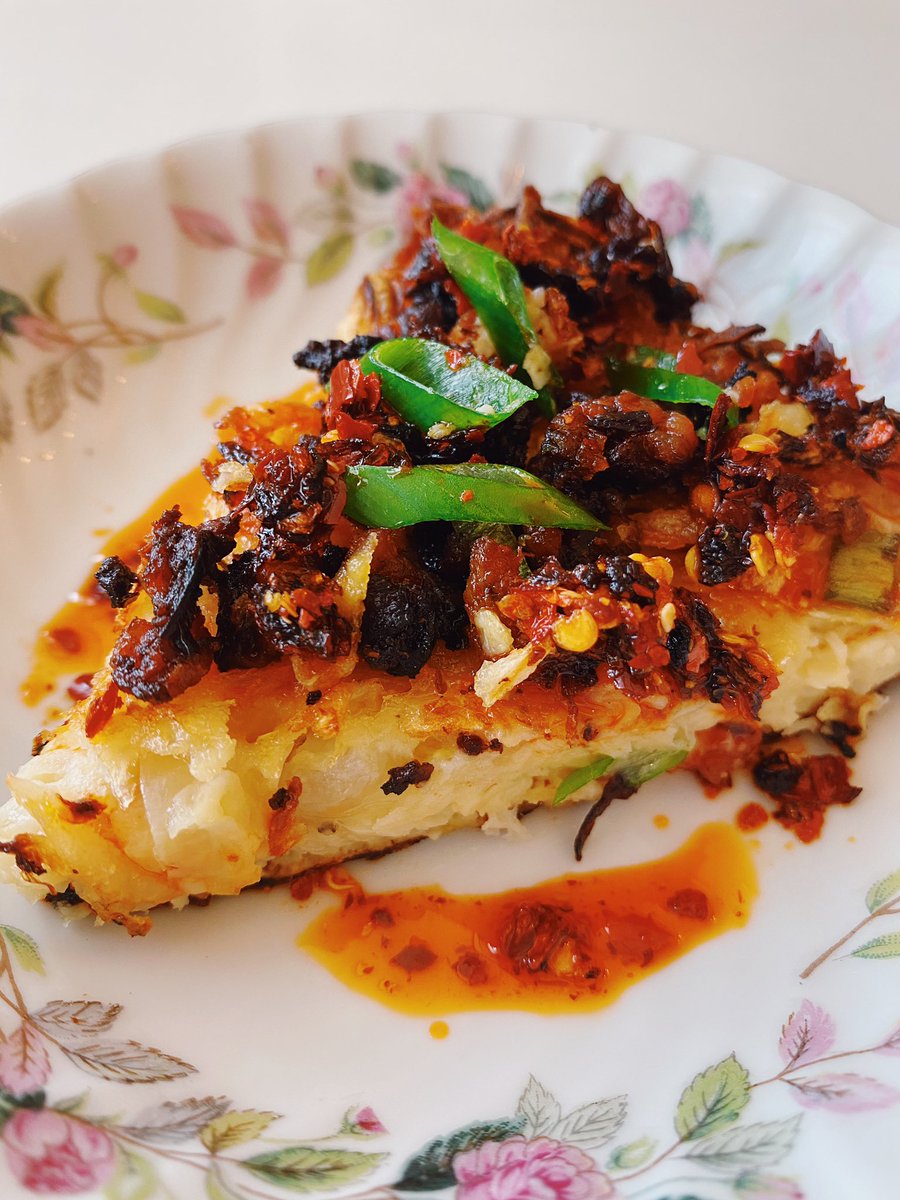 Had a piece of daikon left over so I decided to riff on potato kugel, and made a turnip cake kugel. Potato, onion, daikon, egg, scallion, sesame oil, salt, pepper. Pan fried in schmaltz, baked until deep golden brown. Topped with gribenes, scallion, chili crisp. *chefs kiss*