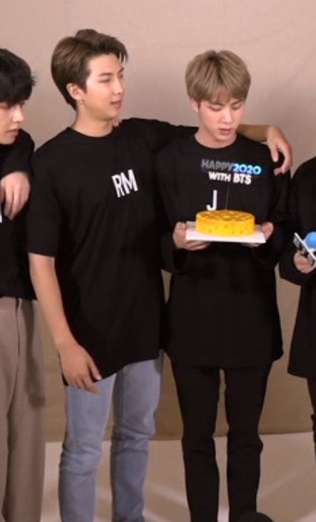 jinnie_kim92's tweet photo. Porque @Kim_Joonie___  parece un gigante a mi lado? :( es pregunta sería https://t.co/P3a9UvWOT6