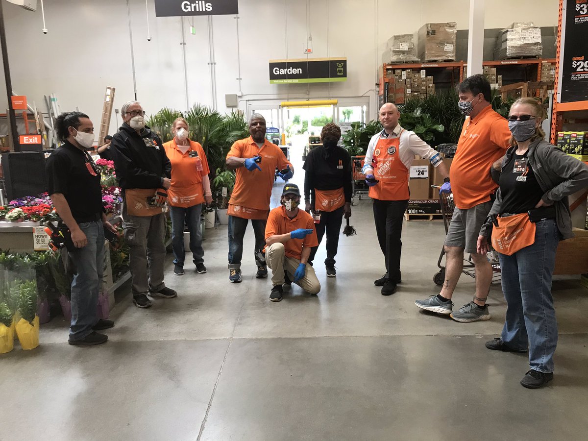 Cesar93THD's tweet photo. @WBuntman Teaching our MET team the order fulfillment process! Great partnership thanks MET! https://t.co/Ek8mxHrHgM