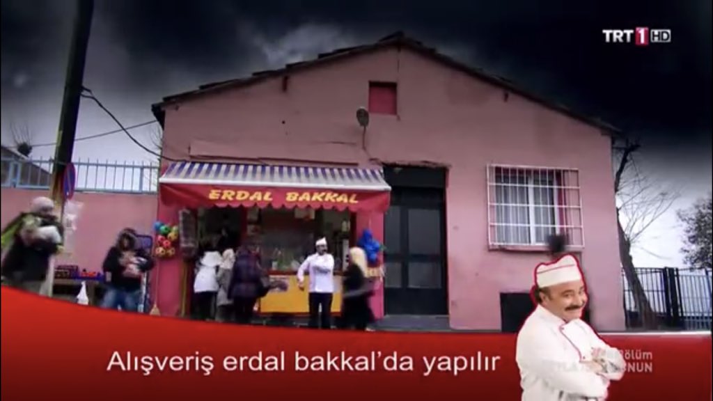 burakaksak's tweet photo. felaketlerle başa çıkma yöntemi olarak; ekmek almak https://t.co/1DetWSlVPU