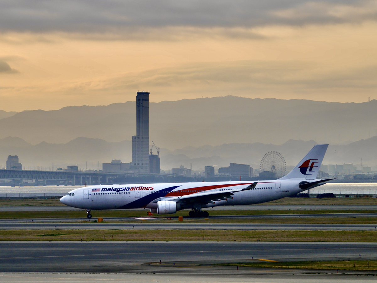 yossyB6's tweet photo. KIXから飛行機に乗らないと撮れない景色。
ターミナルにも展望デッキが欲しい。
.
#エアバス祭り
#malaysiaairlines 
#9mmtf
#kix https://t.co/aZ6sN11xbJ