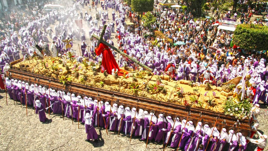 Since we are in Holy Week, I want to introduce you to the wonderful world of Guatemalan processions. I would dare to say that along with the processions in Spain, the processions in Guatemala are amomg the most impressive in the Catholic world.